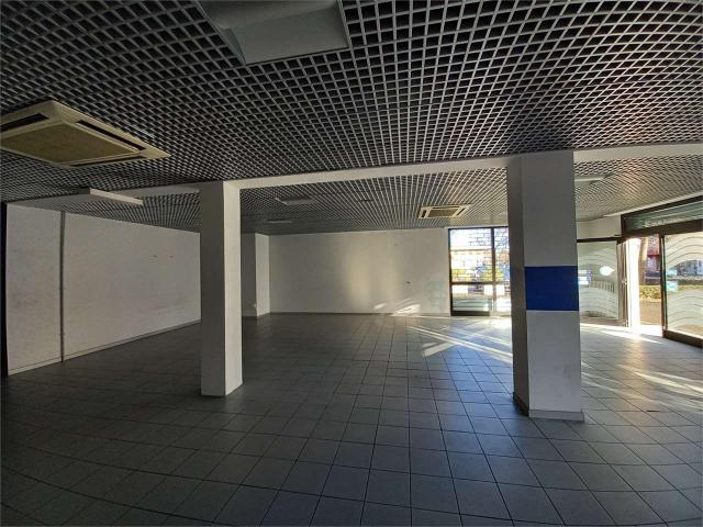 Locale Commerciale in affitto a Modena