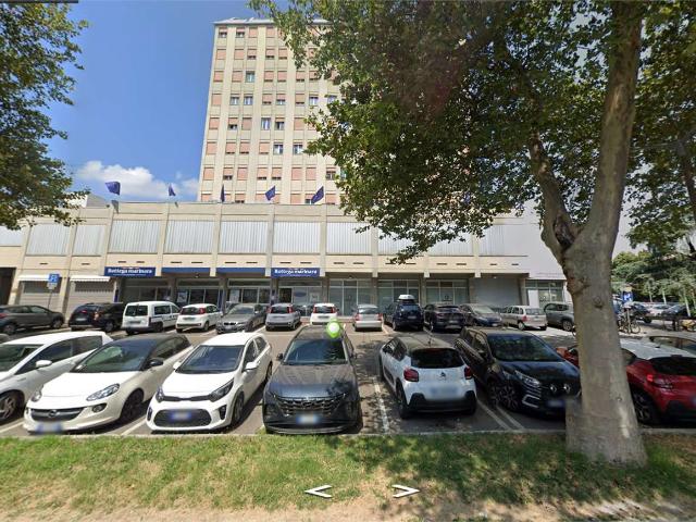 Locale Commerciale in affitto a Modena