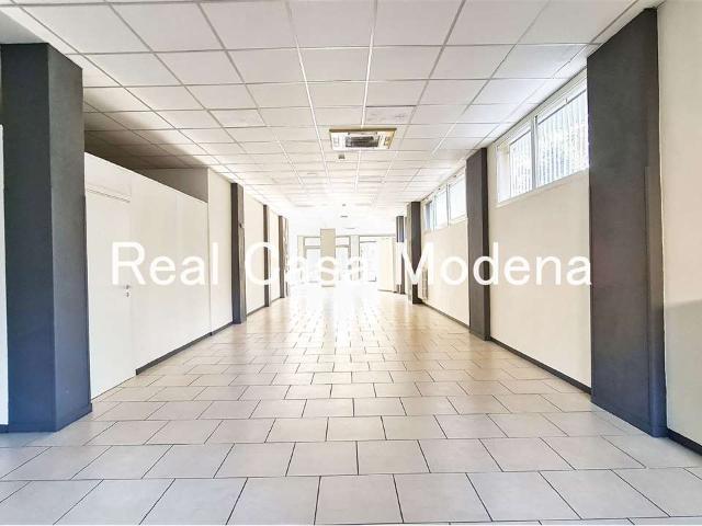 Locale Commerciale in affitto a Modena