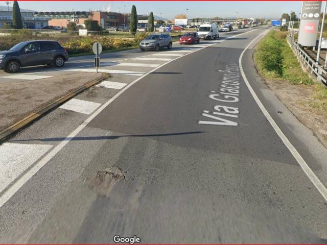 Locale Commerciale in affitto a Porcari, Lucca