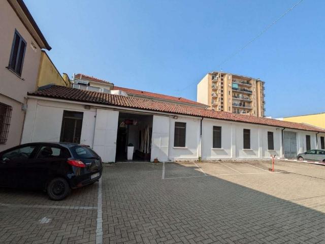 Locale Commerciale in vendita a Piemonte, Alessandria