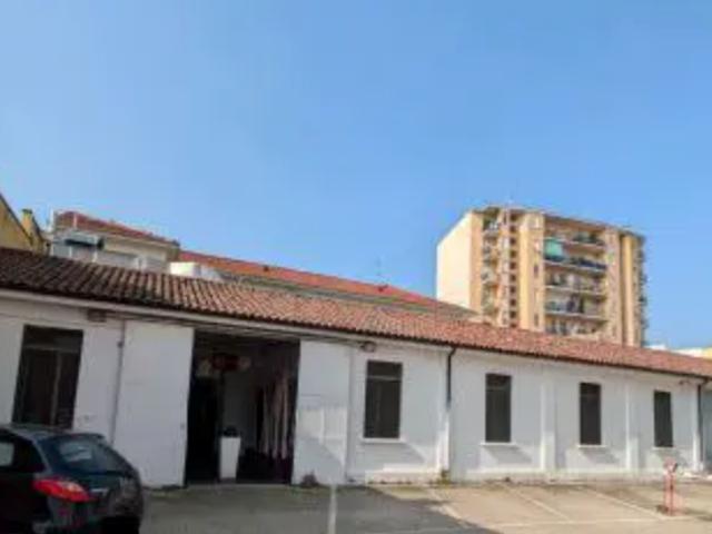 Locale Commerciale in vendita a Alessandria