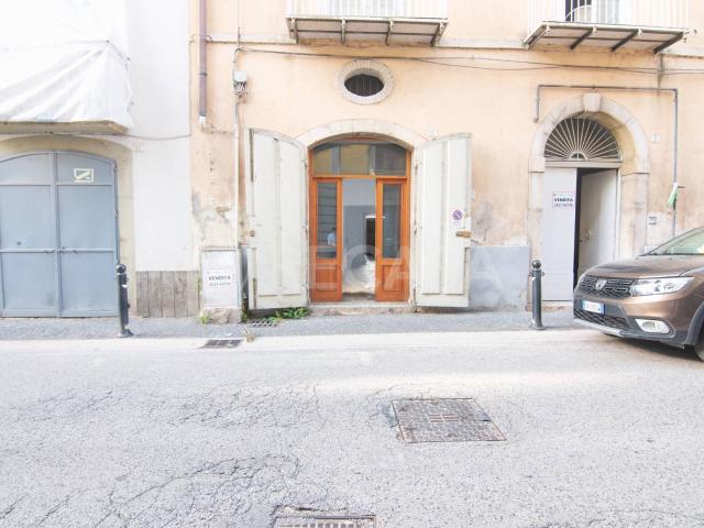Locale Commerciale in vendita a Atripalda, Campania