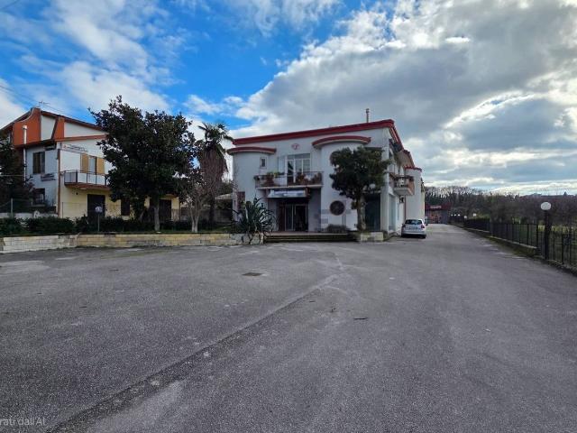 Locale Commerciale in affitto a Mirabella Eclano, Campania