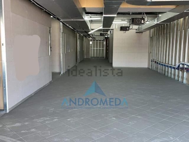 Locale Commerciale in affitto a Maddaloni, Campania