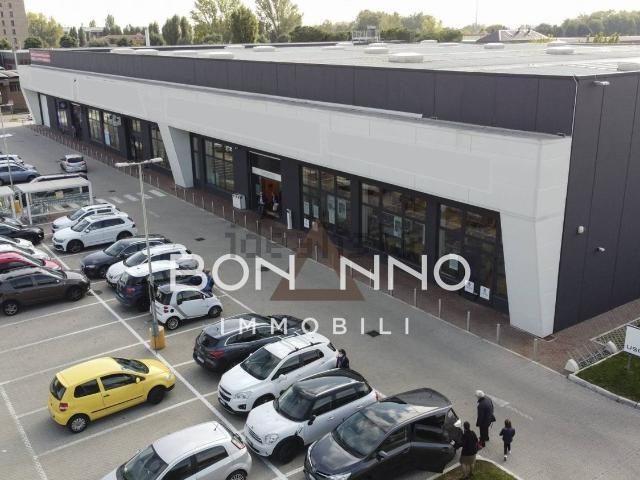 Locale Commerciale in affitto a Castelfranco Veneto, Veneto