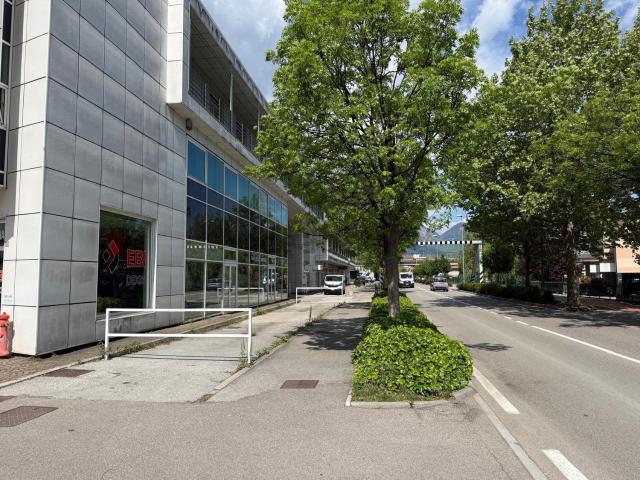 Locale Commerciale in affitto a Territorio Val d'Adige, Trento