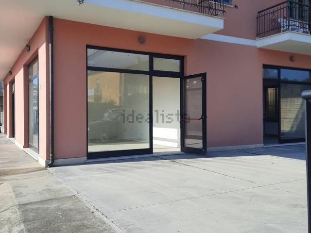 Locale Commerciale in affitto a Marche, Fermo