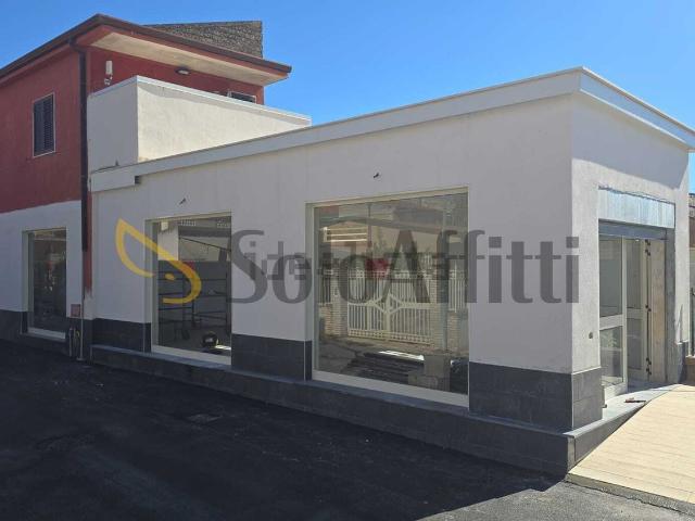Locale Commerciale in affitto a Francolise, Campania