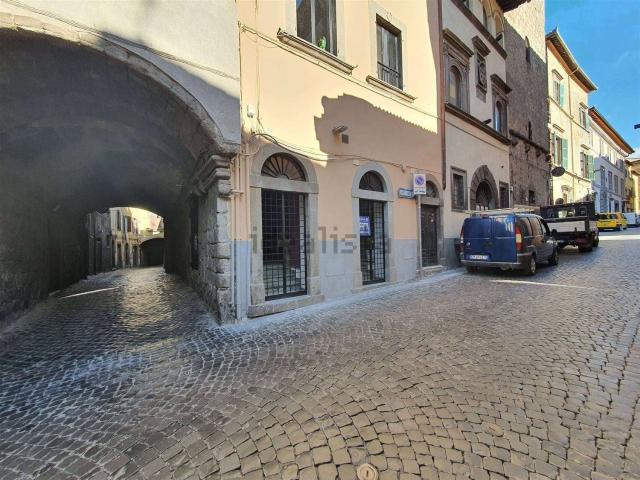 Locale Commerciale in affitto a Viterbo, Lazio