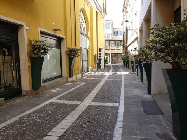 Locale Commerciale in affitto a San Giuseppe, Padova