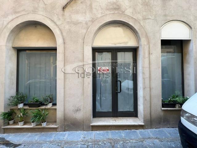 Locale Commerciale in affitto a Umbertide, Perugia