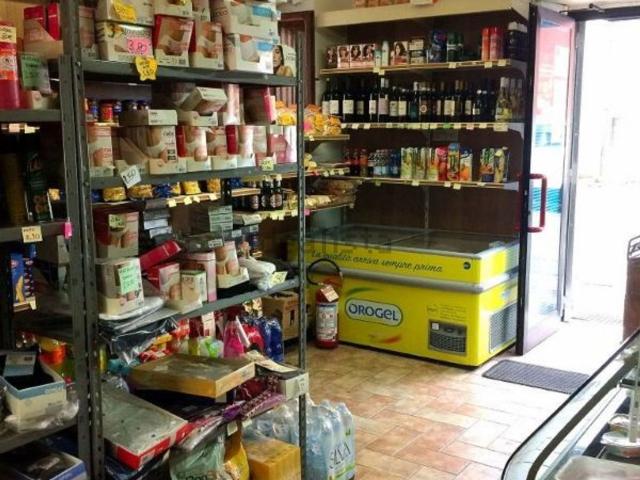Locale Commerciale in affitto a Gallo, Montecatini Terme