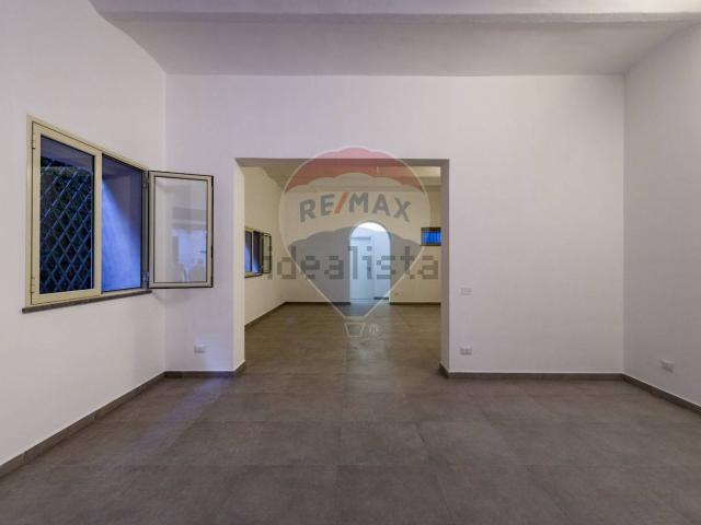 Locale Commerciale in affitto a V Circoscrizione, Palermo