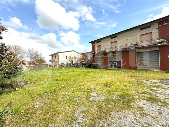 Locale Commerciale in affitto a Ponticelli, Santa Maria A Monte