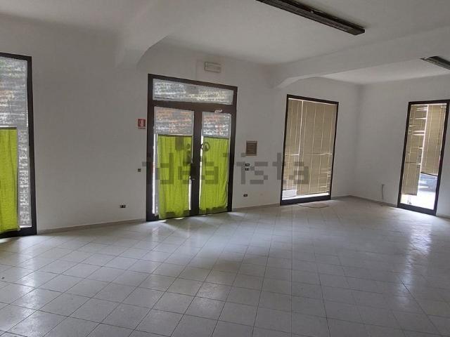 Locale Commerciale in affitto a Castello, Marche