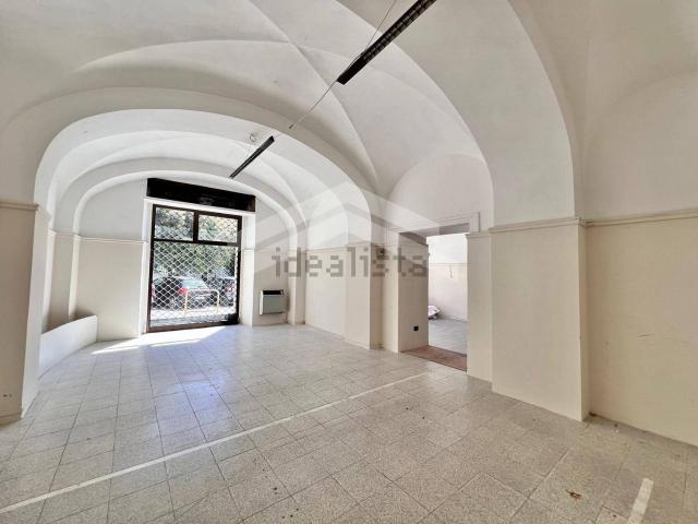 Locale Commerciale in affitto a Campobasso, Molise