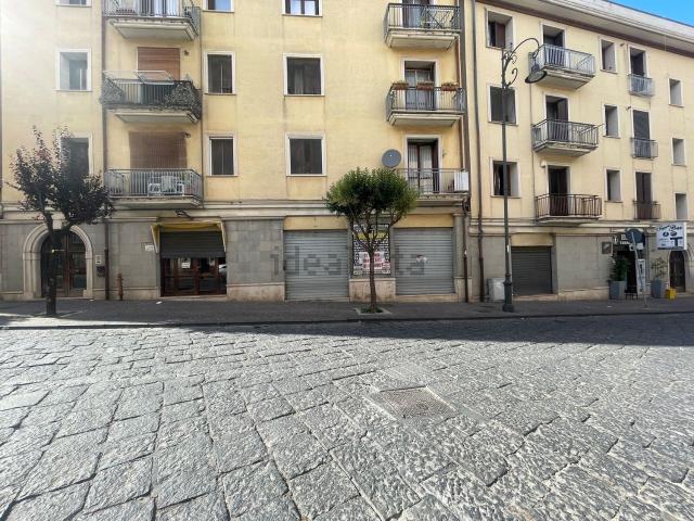 Locale Commerciale in affitto a Avellino, Campania