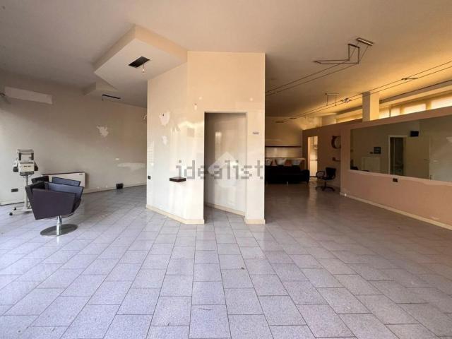 Locale Commerciale in affitto a Vicina, Desenzano Del Garda