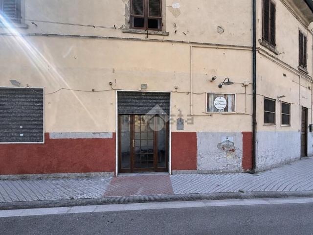 Locale Commerciale in affitto a Oltrera, Pontedera