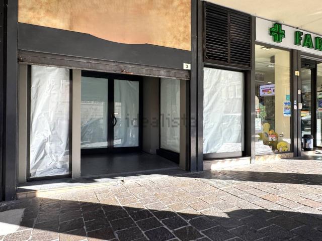 Locale Commerciale in affitto a Centro, Marche
