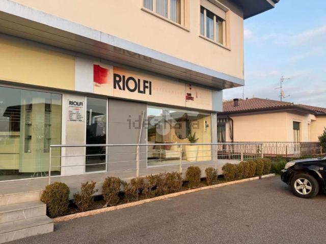 Locale Commerciale in affitto a Santa Maria, Negrar
