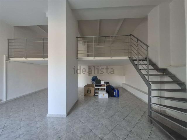 Locale Commerciale in affitto a Frosinone, Lazio