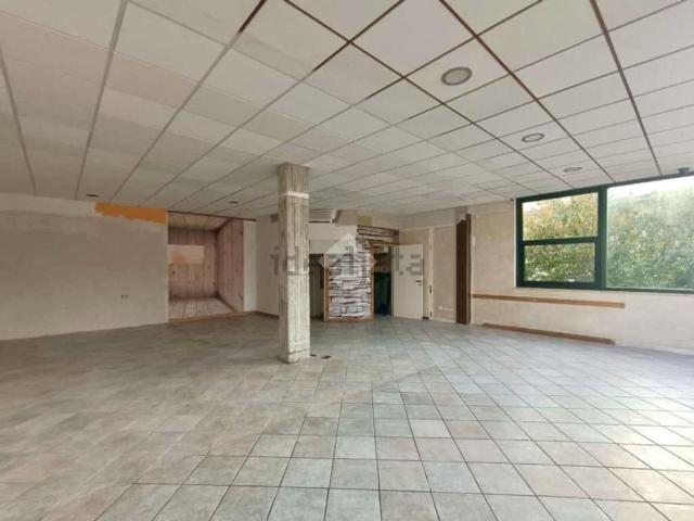 Locale Commerciale in affitto a Unione dei Comuni della Val Vibrata, Nereto