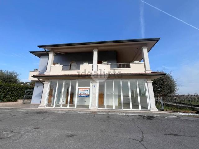 Locale Commerciale in affitto a Desenzano Del Garda, Lombardia