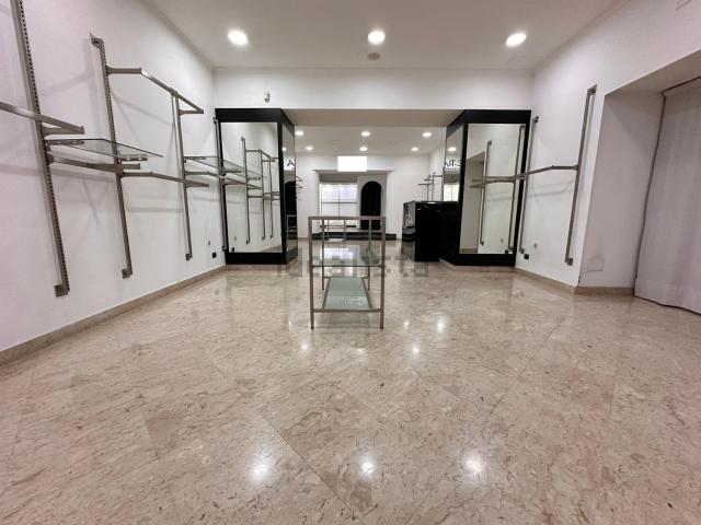 Locale Commerciale in affitto a Centro Storico, Caserta