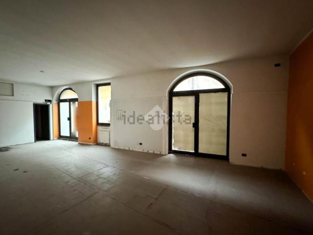Locale Commerciale in affitto a Galbiate, Lombardia
