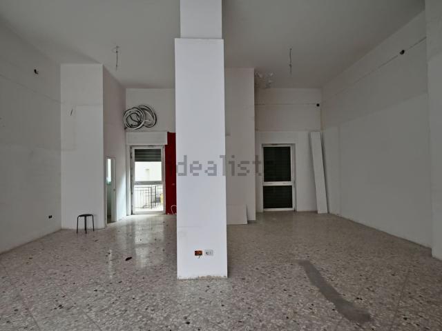 Locale Commerciale in affitto a Puglia, Bari