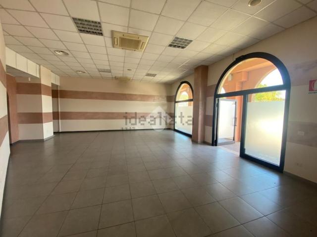 Locale Commerciale in affitto a Castiglione Delle Stiviere, Lombardia