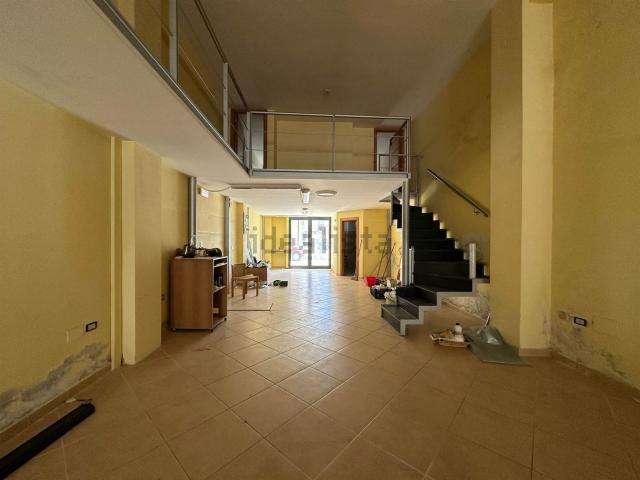 Locale Commerciale in affitto a Bellizzi, Campania