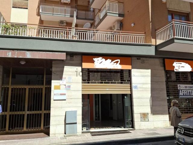 Locale Commerciale in affitto a Salerno, Campania