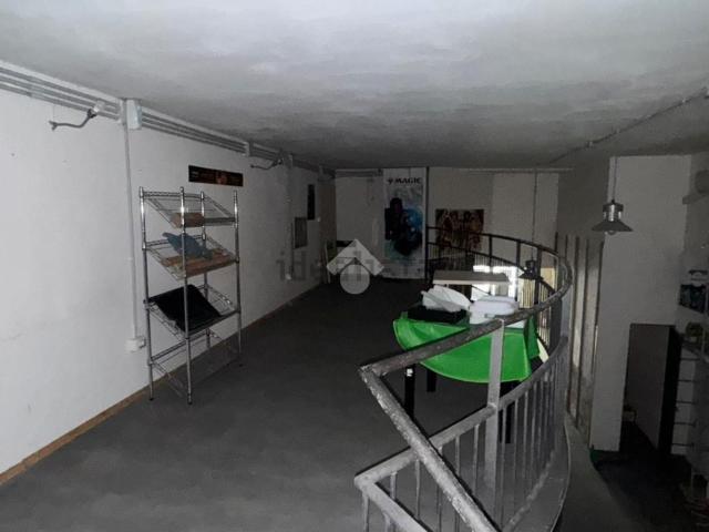 Locale Commerciale in affitto a Salerno, Campania