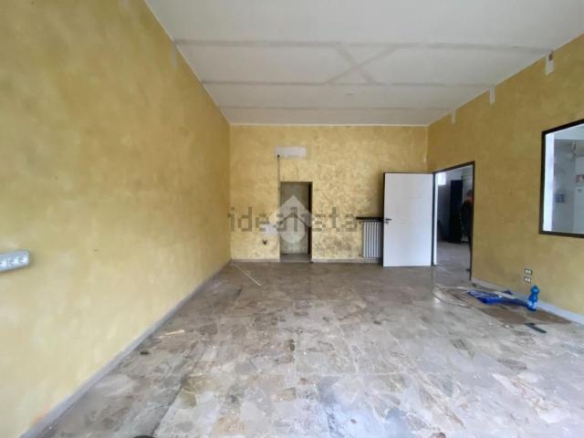 Locale Commerciale in affitto a Pieve Modolena, Re