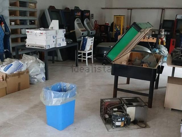 Locale Commerciale in affitto a Macerata Campania, Campania