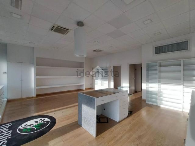 Locale Commerciale in affitto a Foligno, Umbria