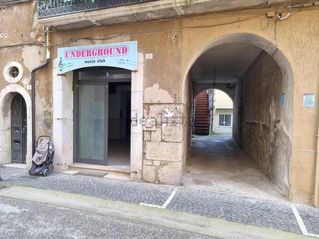 Locale Commerciale in affitto a Atripalda, Campania