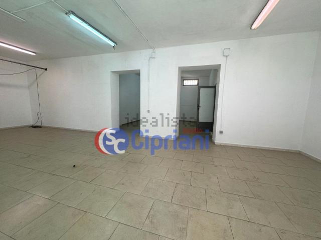 Locale Commerciale in affitto a Parete, Campania