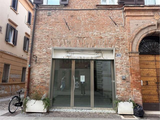 Locale Commerciale in affitto a Centro storico, Ferrara