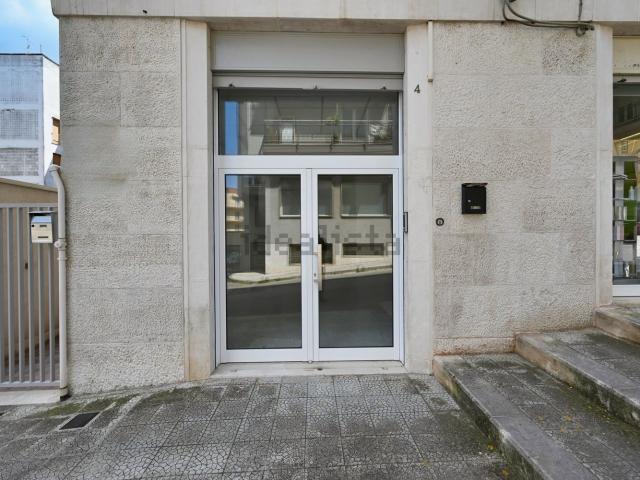 Locale Commerciale in affitto a Puglia, Bari