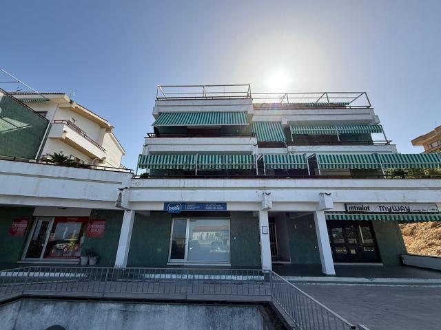 Locale Commerciale in affitto a Calabria, Cosenza