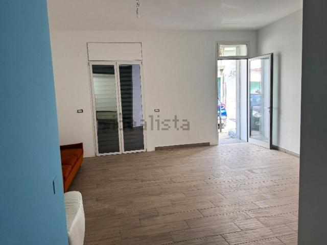 Locale Commerciale in affitto a Mondragone, Campania