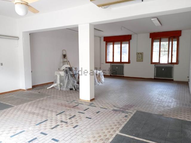 Locale Commerciale in affitto a Crocetta-San Lazzaro-Modena Est, Modena