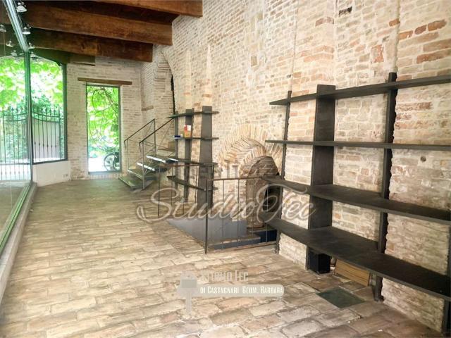 Locale Commerciale in affitto a Corso Nord, Ravenna