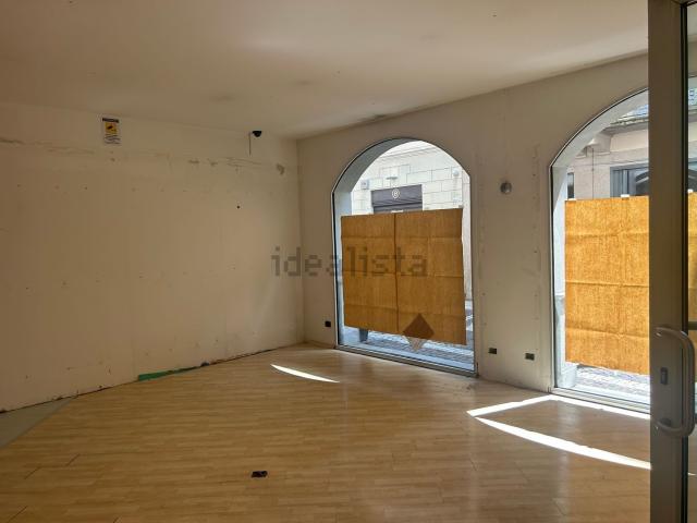 Locale Commerciale in affitto a Centro, Gallarate
