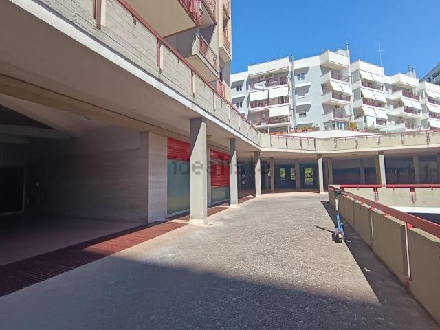 Locale Commerciale in affitto a Municipio 2, Puglia
