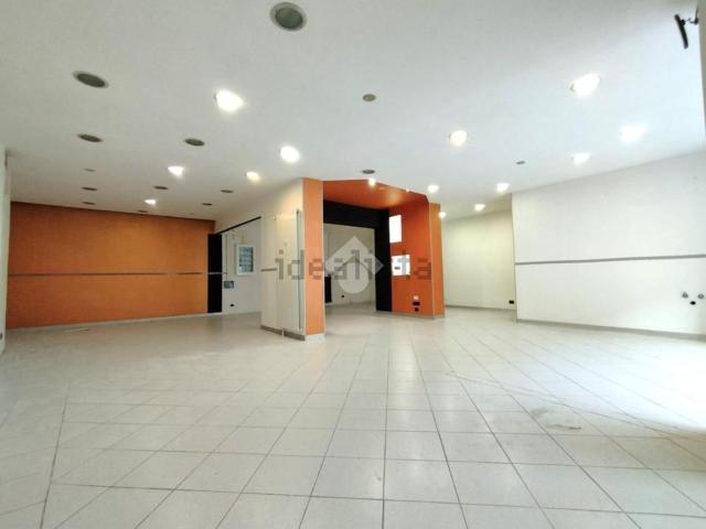 Locale Commerciale in affitto a Borgo Uriola, Piemonte
